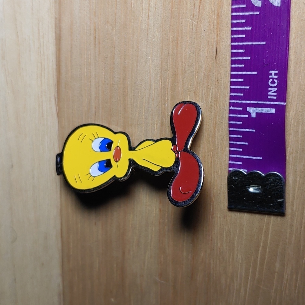 Vintage 1979 Warner Bros Tweety Bird Lapel Pin 20$